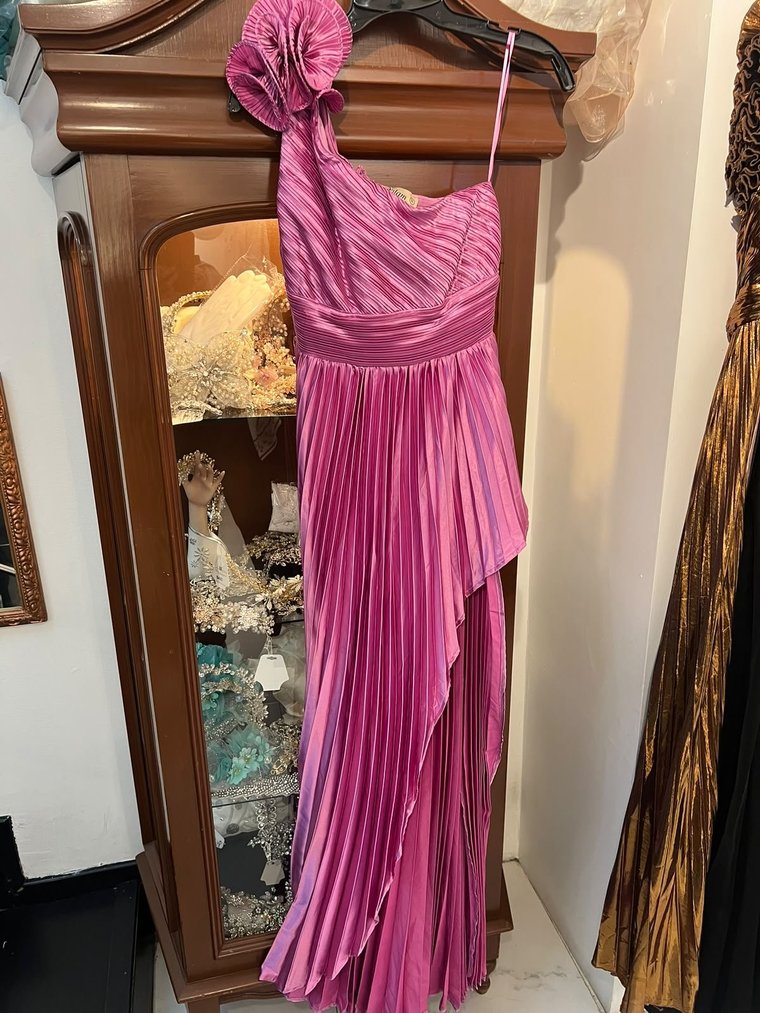 Vestido rosa fotografiado en el local